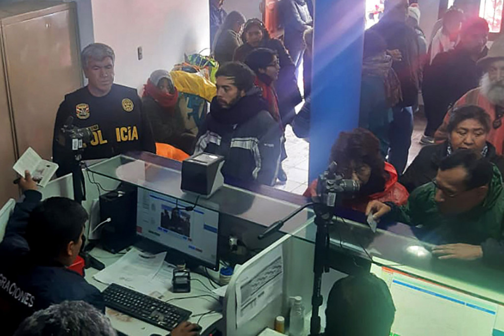 Kelima turis yang dideportasi - tiga pria dan dua wanita berusia antara 20 dan 32 - tersebut diberangkatkan ke Kota Desaguadero, Bolivia, di tepi Danau Titicaca, tujuan wisata populer.