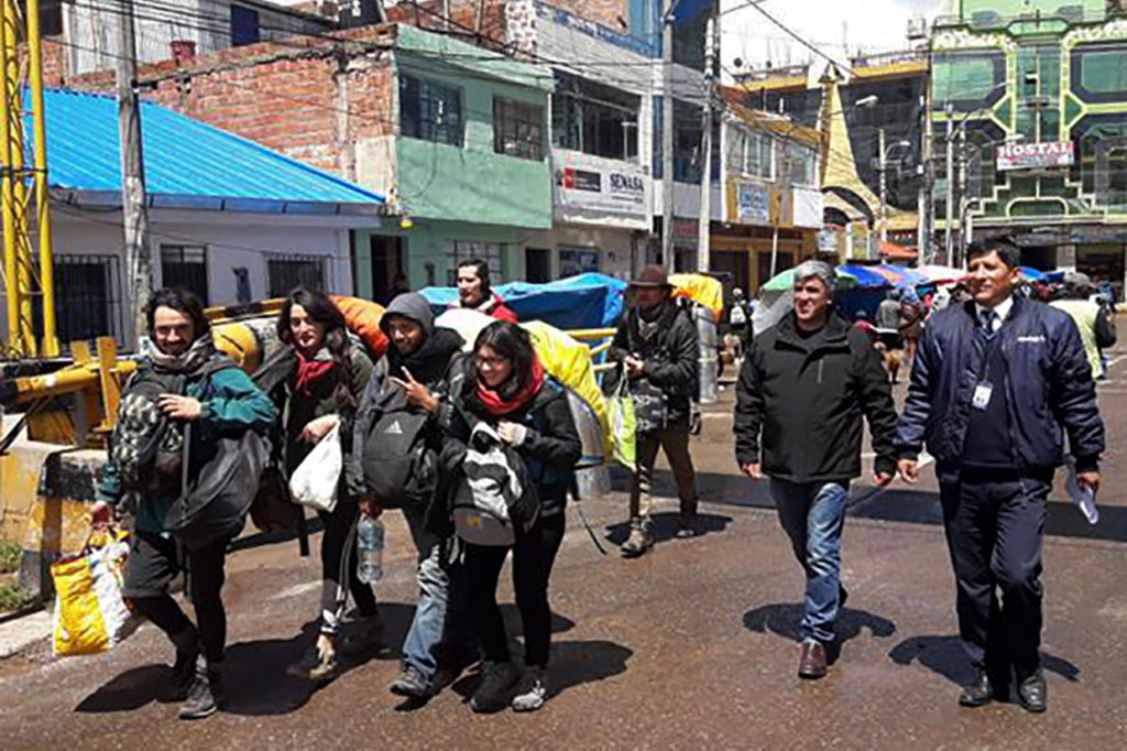 Sementara seorang turis keenam dari Argentina, Nahuel Gomez, 2, telah dilarang meninggalkan kota kecil Machu Picchu setelah diduga mengakui merusak Kuil Matahari di tempat kudus Inca kuno. Dia menghadapi pengadilan dan bisa dipenjara selama empat tahun.