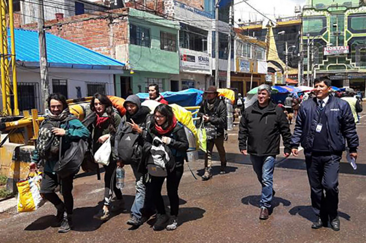 Sementara seorang turis keenam dari Argentina, Nahuel Gomez, 2, telah dilarang meninggalkan kota kecil Machu Picchu setelah diduga mengakui merusak Kuil Matahari di tempat kudus Inca kuno. Dia menghadapi pengadilan dan bisa dipenjara selama empat tahun.
