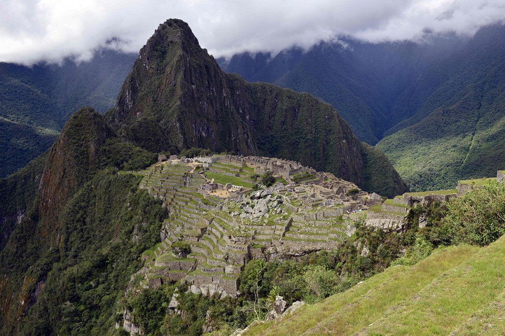 Machu Picchu adalah sebuah lokasi reruntuhan Inca pra-Columbus yang terletak di wilayah pegunungan pada ketinggian sekitar 2.350 m di atas permukaan laut. Machu Picchu berada di atas lembah Urubamba di Peru, sekitar 70 km barat laut Cusco.