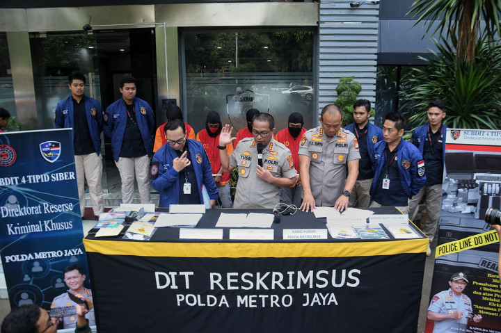 Kabid Humas Polda Metro Jaya Kombes Yusri Yunus (tengah) bersama Kanit IV Subdit Cyber Krimsus Polda Metro Jaya Kompol Adri Desas Furyanto (kiri) menunjukkan tersangka saat rilis kasus penipuan menggunakan website palsu di Ditreskrimsus Polda Metro Jaya, Jakarta, Jumat, 17 Januari 2020. 