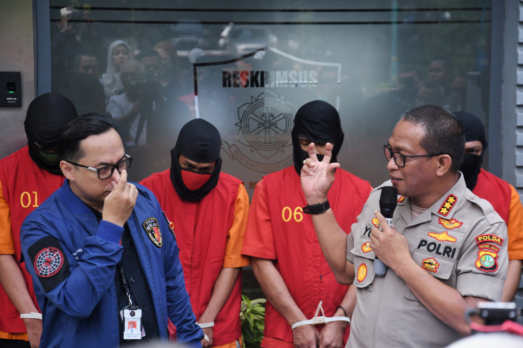 Polisi berhasil mengamankan empat tersangka dengan inisial AW, ND, SB dan MA beserta barang bukti sejumlah gawai dan buku tabungan milik tersangka dengan modus memanipulasi data perusahaan PT Trimegah Sekuritas Indonesia Tbk dengan membuat website palsu.