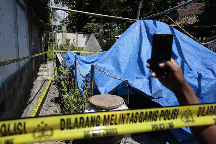 Warga memotret batu prasasti di sanggar cabang Keraton Agung Sejagad, Desa Brajan, Prambanan, Klaten, Jawa Tengah, Jumat, 17 Januari 2020.