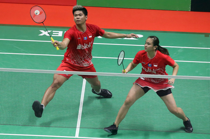 Pebulu tangkis ganda campuran Indonesia Praveen Jordan/Melati Daeva Oktavianti berusaha mengembalikan kok ke arah ganda campuran Prancis Thom Gicquel/Delphine Delrue pada babak perempat final turnamen bulutangkis Daihatsu Indonesia Masters 2020 di Istora Senayan, Jakarta, Jumat, 17 Januari 2020. 