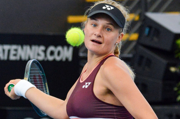 Petenis muda berusia 19 tahun itu sebelumnya membungkam petenis nomor 19 dunia Donna Vekic pada babak perempat final, dan sehari sebelumnya mengalahkan petenis peringkat ke-18 Angelique Kerber yang menarik diri dari pertandingan lantaran merasakan sakit pada punggungnya.