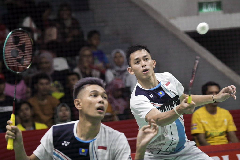 Sementara Muhammad Rian Ardianto/Fajar Alfian mengalahkan ganda Denmark Kim Astrup/Anders Skaarup Rasmussen 18-21, 21-13, 21-17. Di empat besar Fajar/Rian akan menghadapi seniornya Hendra/Ahsan.