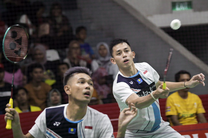Sementara Muhammad Rian Ardianto/Fajar Alfian mengalahkan ganda Denmark Kim Astrup/Anders Skaarup Rasmussen 18-21, 21-13, 21-17. Di empat besar Fajar/Rian akan menghadapi seniornya Hendra/Ahsan.