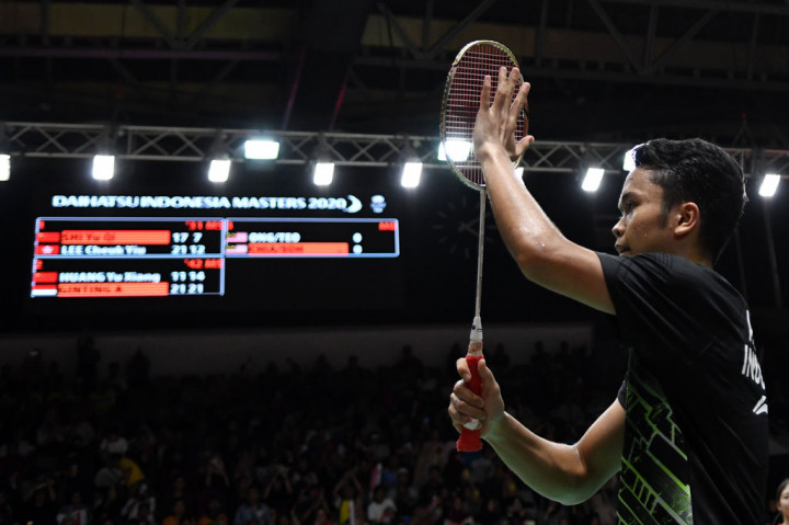 Unggulan ketujuh itu mengalahkan Huang dengan skor 21-11 dan 21-14, sekaligus membalas kekalahan sepekan sebelumnya di Malaysia Masters.