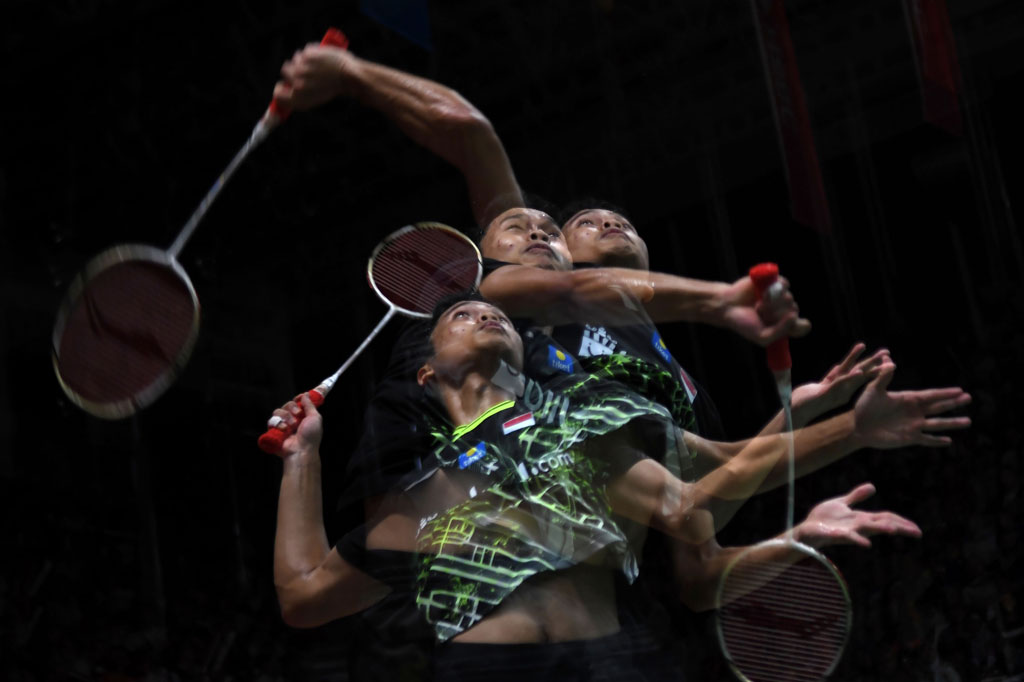 Foto 'multiple exposure' pebulu tangkis tunggal putra Anthony Sinisuka Ginting melakukan smash ke arah lawannya asal Tiongkok Huang Yu Xiang dalam babak perempat final Daihatsu Indonesia Masters 2020 di Istora Senayan, Jakarta, Jumat, 17 Januari 2020. 