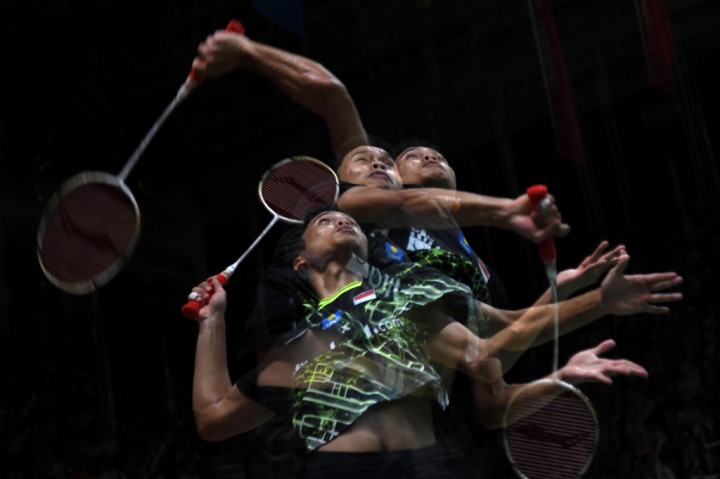 Foto 'multiple exposure' pebulu tangkis tunggal putra Anthony Sinisuka Ginting melakukan smash ke arah lawannya asal Tiongkok Huang Yu Xiang dalam babak perempat final Daihatsu Indonesia Masters 2020 di Istora Senayan, Jakarta, Jumat, 17 Januari 2020. 