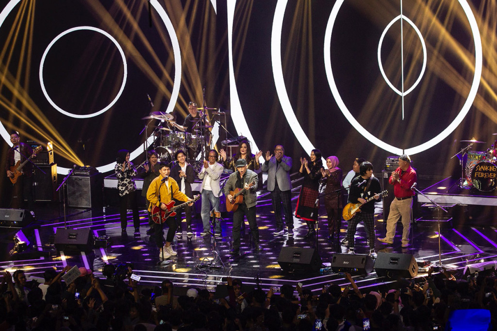 Aktor dan aktris pemeran film Akhir Kisah Cinta Si Doel, di antaranya Rano Karno, Suti Karno, Mandra, Maudy Kusnaedi, dan Cornelia Agatha, tampil bersama penyanyi Iwan Fals dan grup musik Armada pada 'Mega Konser Akhir Kisah Cinta Si Doel' di Jakarta, Jumat, 17 Januari 2020.