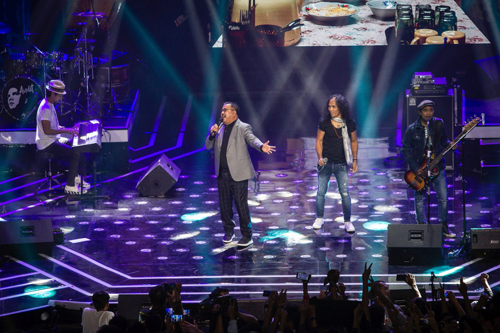 Tidak ketinggalan, aktor pemeran film 'Akhir Kisah Cinta Si Doel', Rano Karno turut tampil bernyanyi bersama grup band legendaris Tanah Air, Slank.