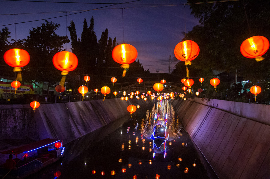 Perahu wisata yang beroperasi menjelang petang hingga tengah malam tersebut menjadi salah satu daya tarik wisatawan saat perayaan tahun baru Imlek di Kota Solo. 