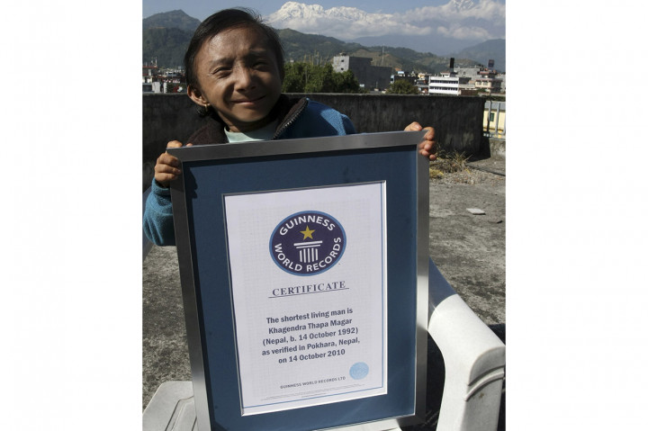 Pria terpendek di dunia yang bisa berjalan, seperti yang diverifikasi oleh Guinness World Records, meninggal di sebuah rumah sakit di Nepal, Jumat, 17 Januari 2020. Khagendra Thapa Magar meninggal di usia 27 tahun. 