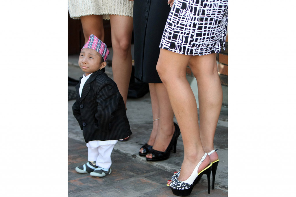 Khagendra Thapa Magar, yang tingginya 67,08 sentimeter (2 kaki 2,41 inci), meninggal karena pneumonia di sebuah rumah sakit di Pokhara, 200 kilometer dari Kathmandu, tempat ia tinggal bersama orang tuanya.