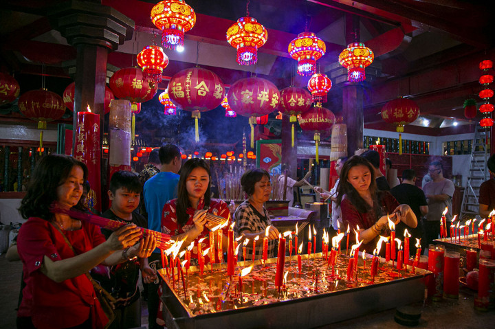 Warga keturunan Tionghoa melaksanakan sembahyang penghujung akhir tahun 2570 penanggalan Cina di Vihara Budhi Bhakti, Batam, Kepulauan Riau, Jumat, 17 Januari 2020. 