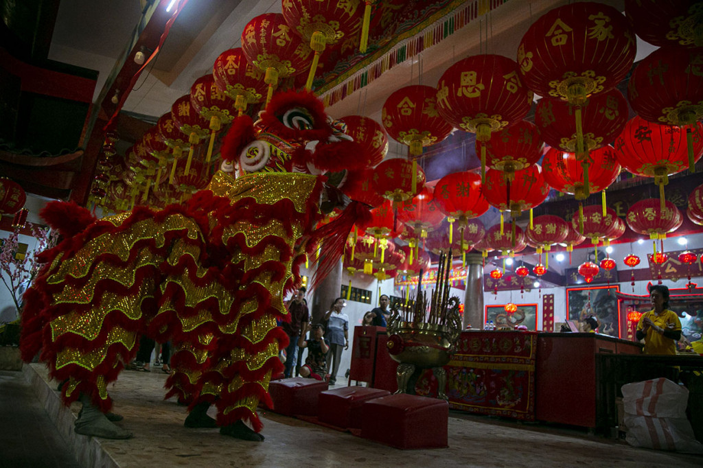 Sembahyang akhir tahun atau sembahyang Dewa Naik menjelang tahun baru Imlek memiliki makna mengantar Dewa Cao Kun Kong atau Dewa Dapur naik ke langit untuk melaporkan catatan kehidupan orang-orang di bumi selama satu tahun, serta sebagai ungkapan rasa syukur atas berkah yang telah didapat pada tahun sebelumnya.
