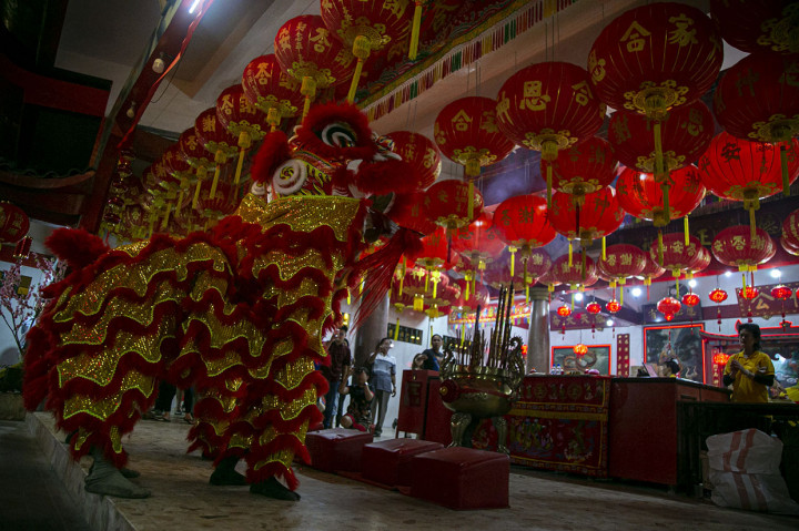 Sembahyang akhir tahun atau sembahyang Dewa Naik menjelang tahun baru Imlek memiliki makna mengantar Dewa Cao Kun Kong atau Dewa Dapur naik ke langit untuk melaporkan catatan kehidupan orang-orang di bumi selama satu tahun, serta sebagai ungkapan rasa syukur atas berkah yang telah didapat pada tahun sebelumnya.