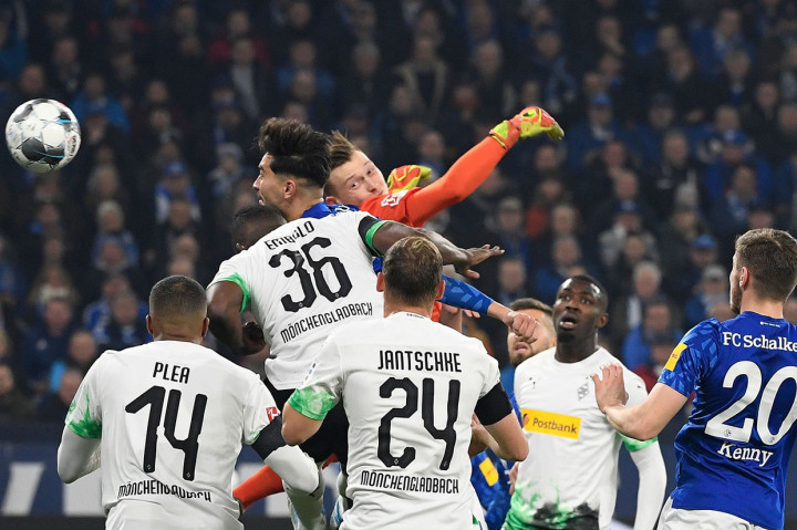 Pemain kedua kesebelasan saling berbalas serangan, namun tidak ada gol hingga babak pertama usai.