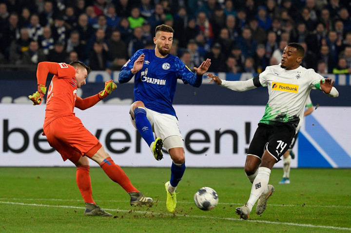 Gladbach memulai babak kedua dengan tekad untuk dapat memuncaki klasemen, setidaknya untuk sementara, seandainya mereka mampu menang. Namun Schalke justru melipat gandakan tekanan mereka.