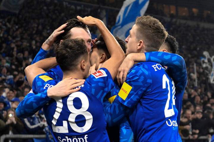 Tuan rumah hanya memerlukan sepuluh menit untuk menggandakan keunggulan. Michael Gregoritsch menandai debutnya dengan menyelesaikan pergerakan timnya untuk mengemas gol kedua Schalke. Skor 2-0 bertahan hingga laga usai. 