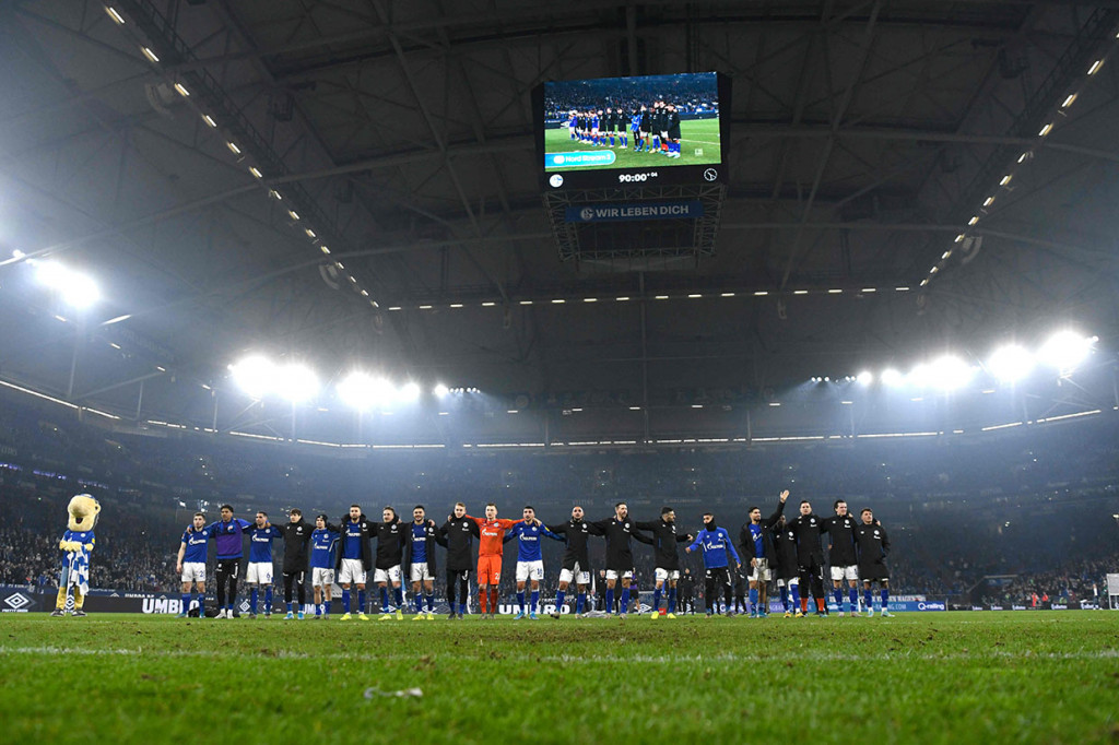 Dengan hasil itu, Gladbach tertahan di peringkat kedua dengan 35 poin, terpaut dua poin dari pemuncak klasemen RB Leipzig. Sedangkan Schalke naik satu tingkat ke peringkat keempat dengan 33 poin.