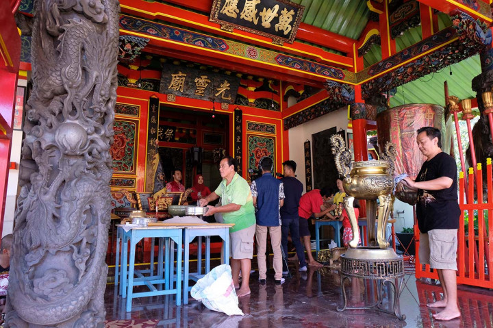 Warga keturunan Tionghoa bergotong royong membersihkan peralatan sembahyang di Klenteng Kong Ling Bio Temanggung, Jateng, Sabtu, 18 Januari 2020. Menyambut tahun baru Imlek 2571 warga keturunan Tionghoa di berbagai wilayah membersihkan Rupang atau patung dewa dan menghias Klenteng dengan aneka hiasan. ANTARA FOTO/Anis Efizudin