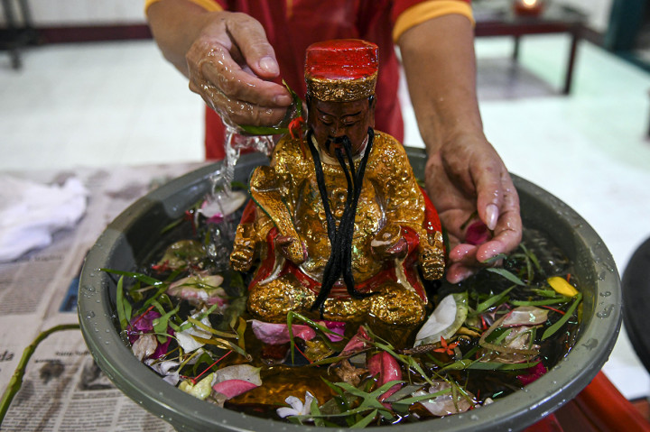 Warga keturunan Tionghoa membersihkan altar dan patung atau rupang dewa dan dewi di kelenteng Tri Dharma Chandra Nadi (Soei Goeat Kiang) Palembang, Sumatera Selatan. ANTARA FOTO/Nova Wahyudi