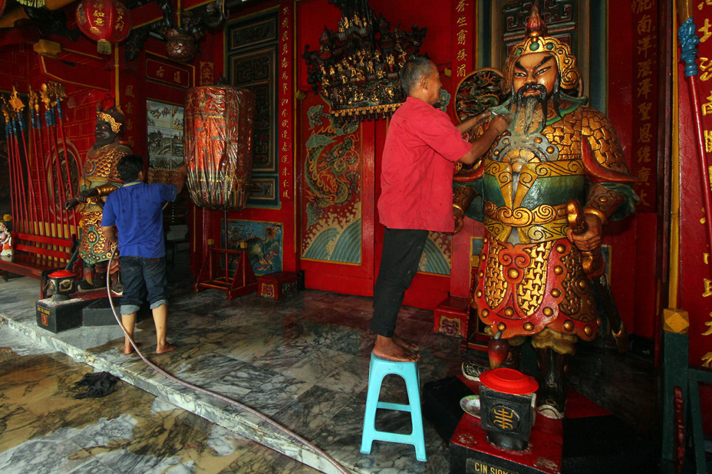 Warga mencuci patung dewa di klenteng Hok An Kiong di Jalan Coklat, Surabaya, Jawa Timur. ANTARA FOTO/Didik Suhartono