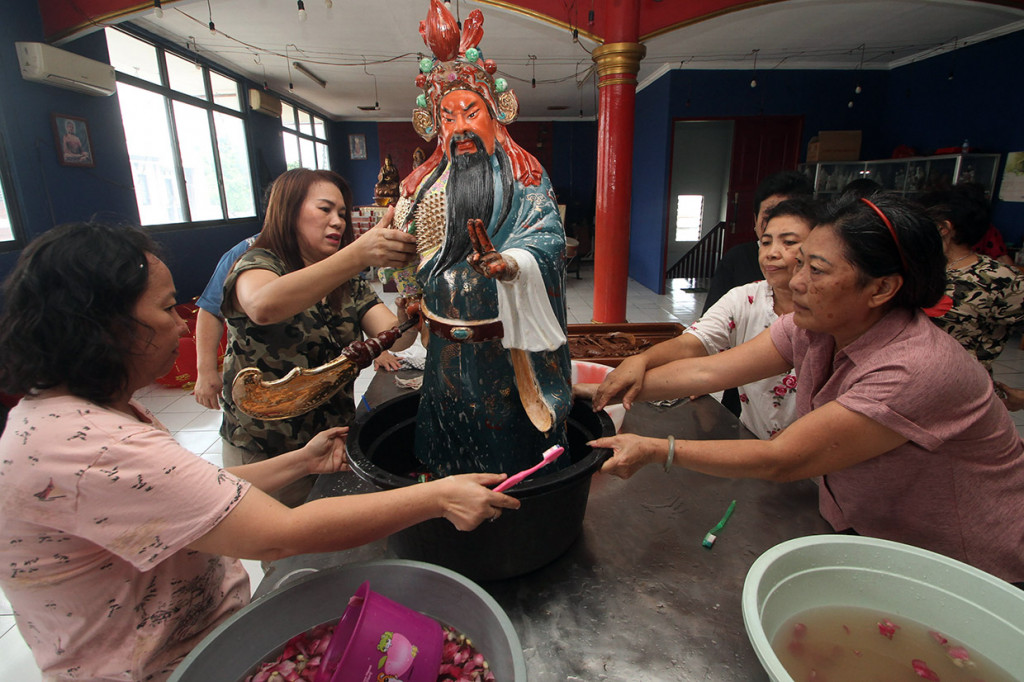 Warga keturunan Tionghoa membersihkan altar dan patung atau rupang dewa dan dewi di Vihara Cetya Kwan Ti Kong, Taman Lopang Indah, Serang, Banten. ANTARA FOTO/Weli Ayu Rejeki