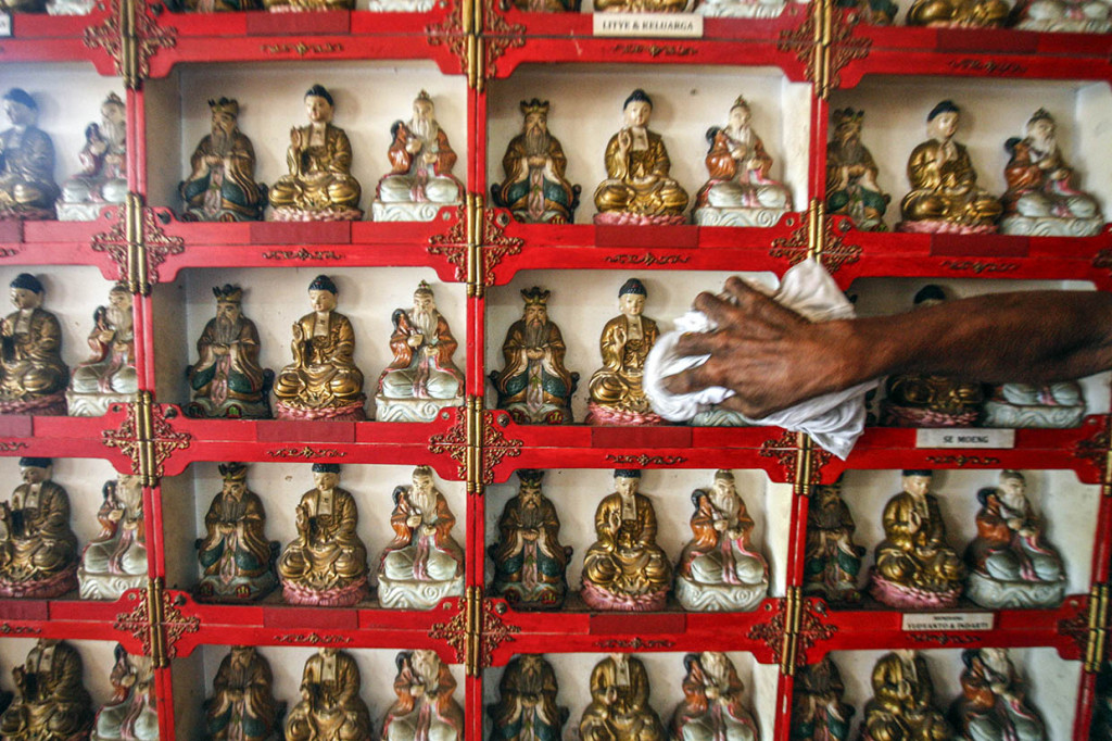 Pekerja membersihkan patung dewa di Vihara Amurwa Bhumi Cibinong, Kabupaten Bogor, Jawa Barat. ANTARA FOTO/Yulius Satria Wijaya