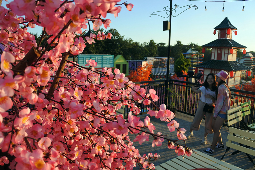 Dira Park Balung, Jember menawarkan destinasi wisata bernuansa Jepang dengan menampilkan rumah tradisional Jepang, lampion, model berbaju kimono, dan bunga sakura.