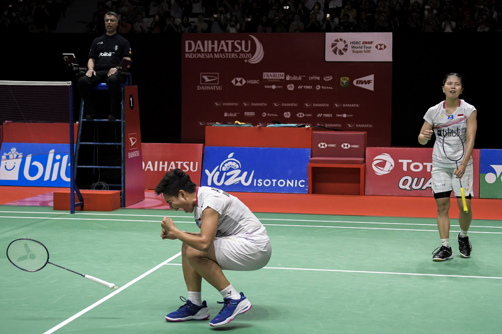 Pebulu tangkis ganda putri Indonesia Apriyani Rahayu (kiri) dan Greysia Polii berselebrasi usai mengalahkan lawannya asal Korea Selatan Kim So Yeong dan Kong Hee Yong dalam pertandingan babak semifinal Daihatsu Indonesia Masters 2020 di Istora Senayan, Jakarta, Sabtu, 18 Januari 2020.