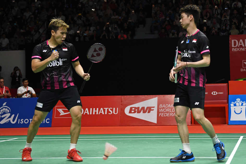 Pebulu tangkis ganda putra Indonesia Marcus Fernaldi Gideon (kiri) dan rekannya Kevin Sanjaya Sukamuljo berselebrasi usai mengalahkan lawannya asal Malaysia Aaron Chia dan Soh Wooi Yik dalam babak semifinal Daihatsu Indonesia Masters 2020 di Istora Senayan, Jakarta, Sabtu, 18 Januari 2020. 