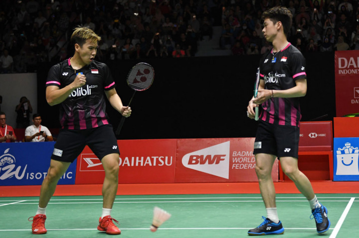 Pebulu tangkis ganda putra Indonesia Marcus Fernaldi Gideon (kiri) dan rekannya Kevin Sanjaya Sukamuljo berselebrasi usai mengalahkan lawannya asal Malaysia Aaron Chia dan Soh Wooi Yik dalam babak semifinal Daihatsu Indonesia Masters 2020 di Istora Senayan, Jakarta, Sabtu, 18 Januari 2020. 