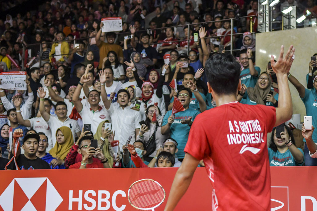 Pebulu tangkis tunggal putra Indonesia Anthony Sinisuka Ginting melambaikan tangan ke arah penonton usai menang melawan pebulu tangkis asal Denmark Viktor Axelsen dalam pertandingan babak semifinal Daihatsu Indonesia Masters 2020 di Istora Senayan, Jakarta, Sabtu, 18 Januari 2020. 