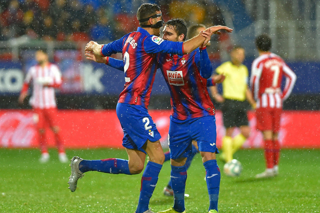 Atletico langsung tertinggal di menit ke-10. Gawangnya dijebol Esteban Burgos dan tertinggal 0-1.