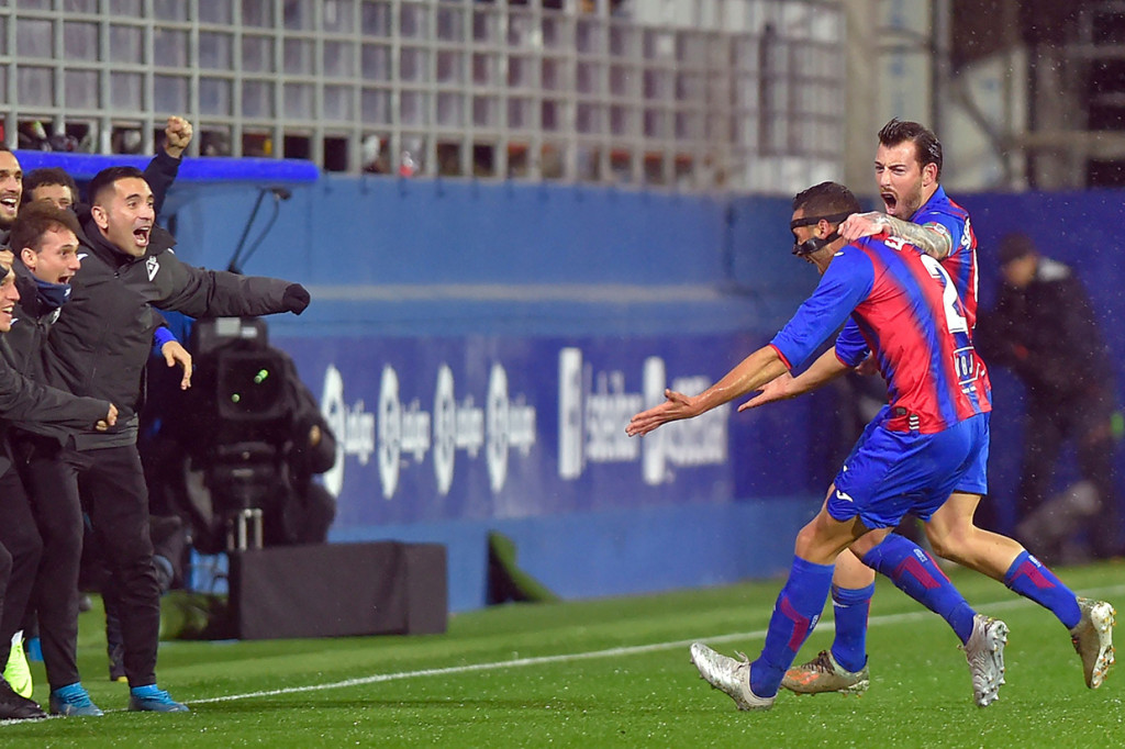 Gol tersebut sempat dianggap offside, namun VAR mengesahkan gol itu lantaran posisi Burgos masih on side.