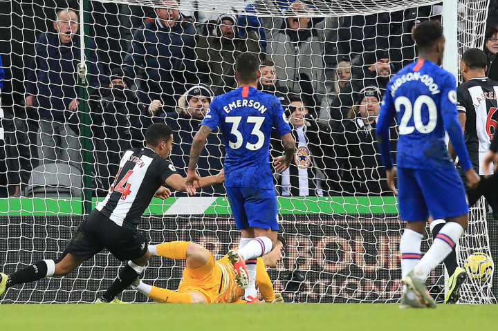 Pertandingan pekan ke-23 kompetisi Liga Inggris 2019-2020 antara Newcastle United vs Chelsea di Stadion St James' Park berakhir dengan kemenangan dramatis tim tuan rumah.