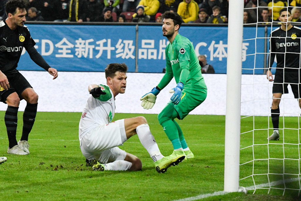 Di babak pertama, tim tuan rumah unggul 1-0 melalui sepakan jarak dekat Florian Niederlechner menit ke-34.