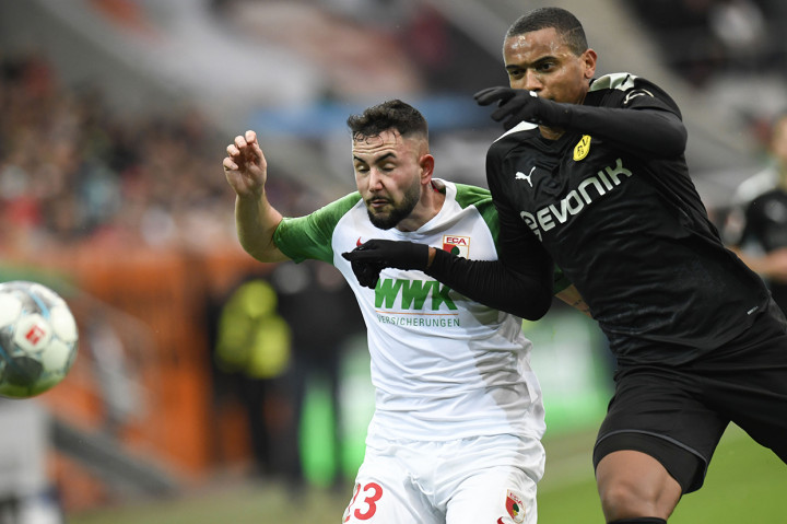 Selepas jeda, Augsburg kembali menambah keunggulan di menit ke-46. Sepakan jarak jauh Marco Richter tak bisa dihalau kiper Roman Burki. 
