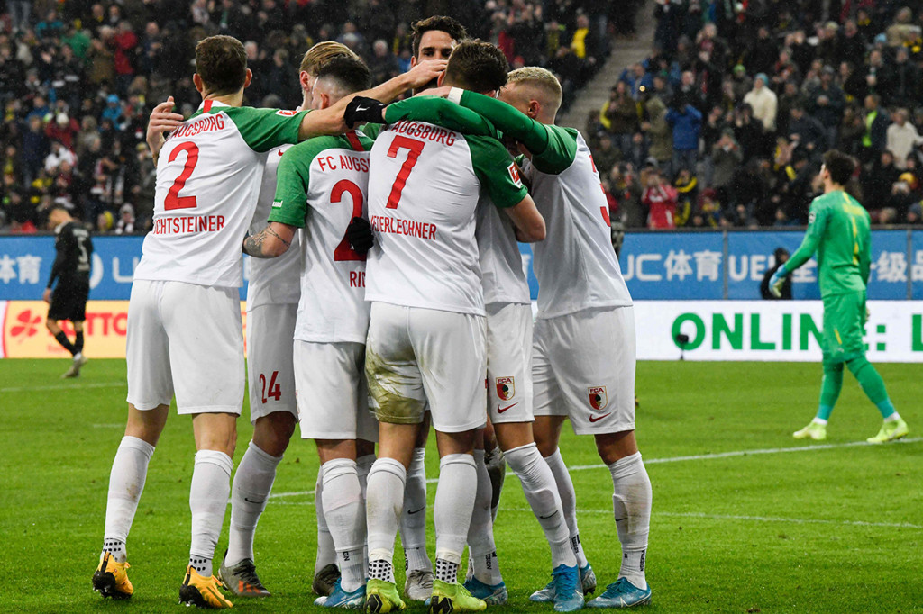 Tim tuan rumah memperlebar keunggulan menjadi 3-1 di menit ke-55 lewat tendangan Niederlechner.