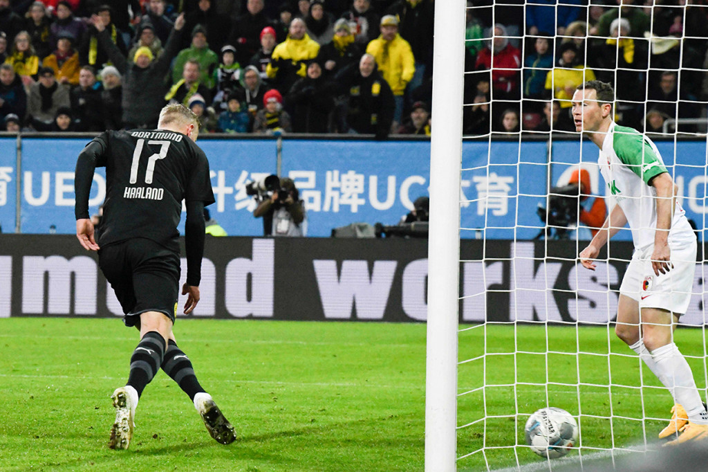 Dortmund berbalik unggul 4-3 di menit ke-71. Haaland kembali mencatatkan namanya di papan skor via sepakan jarak dekat, memanfaatkan asisst dari Thorgan Hazard.