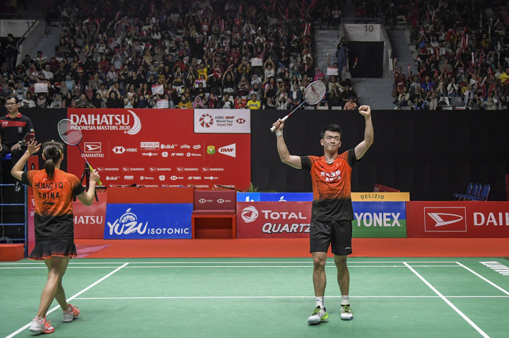 Pebulu tangkis ganda campuran Tiongkok Zheng Si Wei (kanan) dan rekannya Huang Ya Qiong melakukan selebrasi usai memenangkan pertandingan babak final melawan pebulu tangkis senegaranya Wang Yi Lyu dan Huang Dong Ping di Daihatsu Indonesia Masters 2020 di Istora Senayan, Jakarta.