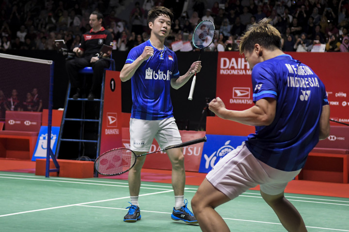 Pebulu tangkis ganda putra Indonesia Kevin Sanjaya Sukamuljo (kiri) dan rekannya Marcus Fernaldi Gideon berselebrasi usai mengalahkan lawan senegara Hendra Setiawan dan Mohammad Ahsan dalam pertandingan babak final Daihatsu Indonesia Masters 2020 di Istora Senayan, Jakarta. 
