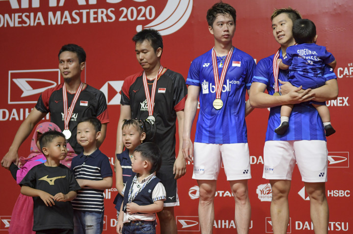 Pebulu tangkis ganda putra Indonesia Kevin Sanjaya Sukamuljo (kedua kanan) dan Marcus Fernaldi Gideon (kanan) serta Hendra Setiawan (kedua kiri) dan Mohammad Ahsan (kiri) memegang medali usai menjuarai kejuaraan Daihatsu Indonesia Masters 2020 kategori ganda putra di Istora Senayan, Jakarta.