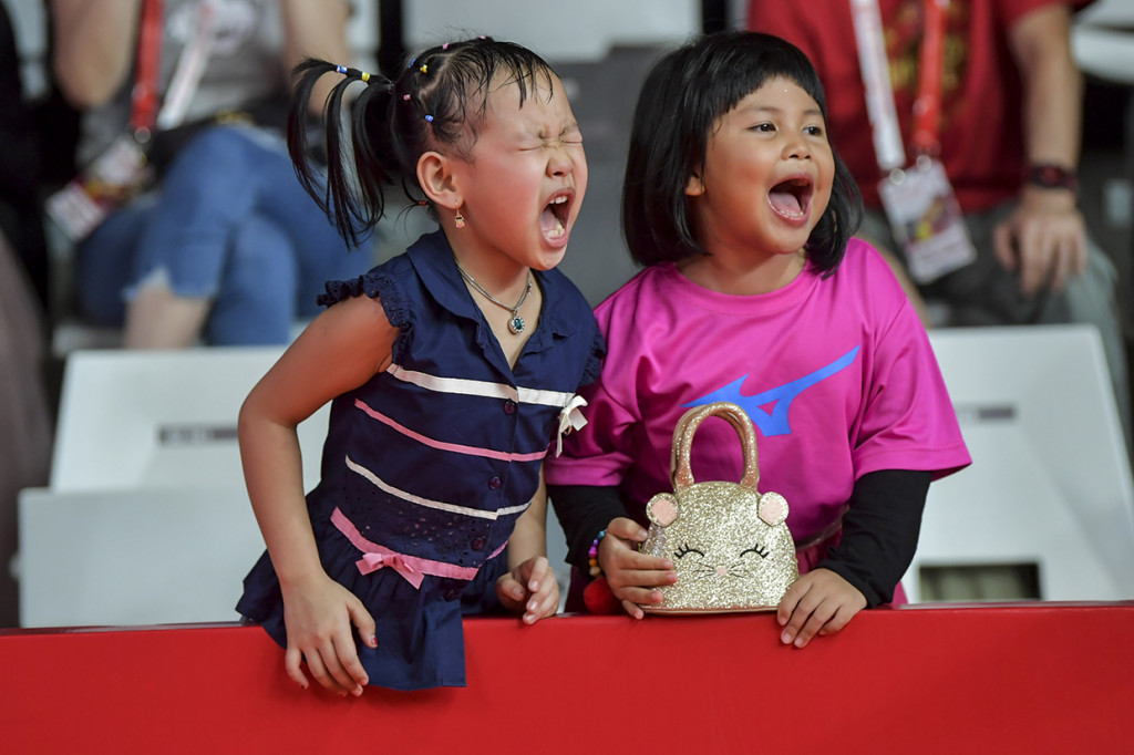 Anak Hendra Setiawan, Richele Setiawan (kiri) dan anak Mohammad Ahsan, Maritza Chayra (kanan) saat mendukung orang tuanya dalam pertandingan babak final Daihatsu Indonesia Masters 2020 di Istora Senayan, Jakarta.