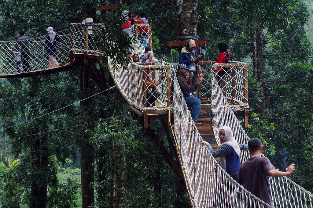 Sejumlah wisatawan beraktivitas di 'forest bridge', Blado, Kabupaten Batang, Jawa Tengah.