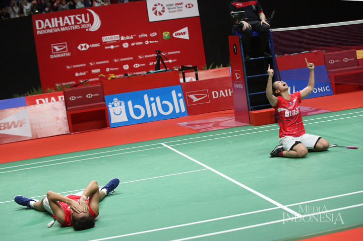 Pebulu tangkis ganda putri Indonesia Greysia Polii/Apriyani Rahayu melakukan selebrasi setelah berhasil mengalahkan ganda putri Denmark Maiken Fruergaard/Sara Thygesen pada final turnamen bulutangkis Daihatsu Indonesia Masters 2020 di Istora Senayan, Jakarta.