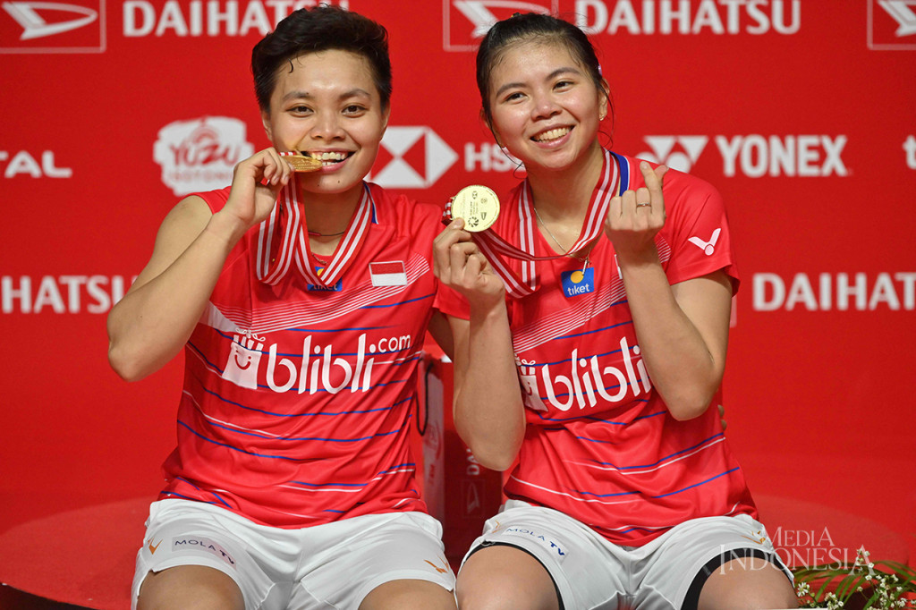 Pebulu tangkis ganda putri Indonesia Greysia Polii/Apriyani Rahayu memegang medali usai menjuarai kejuaraan Daihatsu Indonesia Masters 2020 kategori ganda putri di Istora Senayan, Jakarta.
